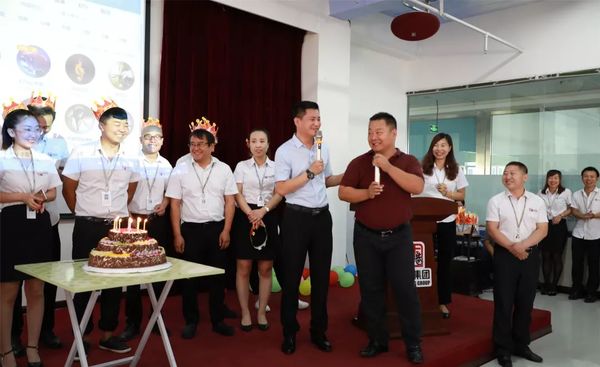 集團(tuán)運營副總裁趙明華為壽星們送上祝福歌曲 集團(tuán)運營副總裁趙明華為壽星們送上祝福歌曲